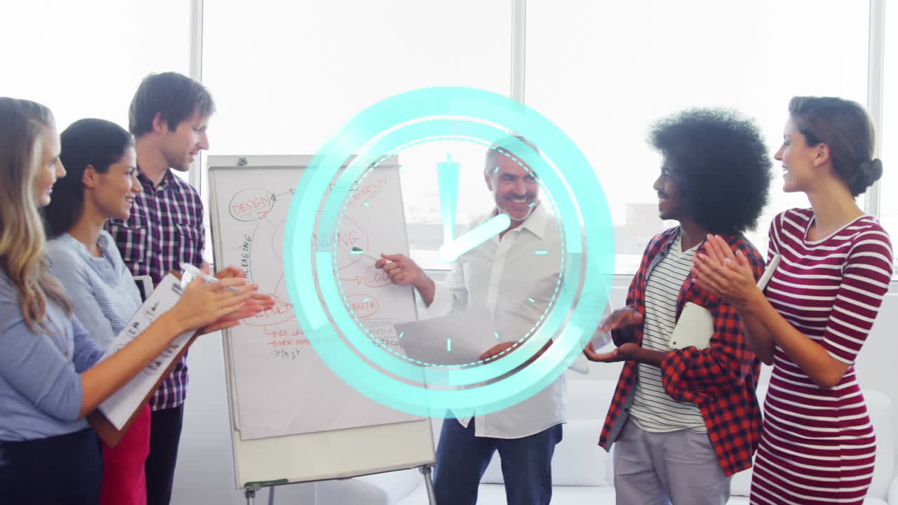 animación de reloj sobre hombre caucásico haciendo una presentación a colegas de negocios