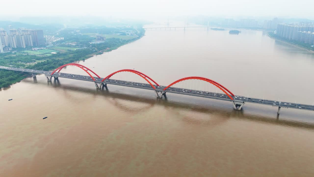 disparo aéreo sobre un puente congestionado en la hora pico en changsha con contaminación del aire