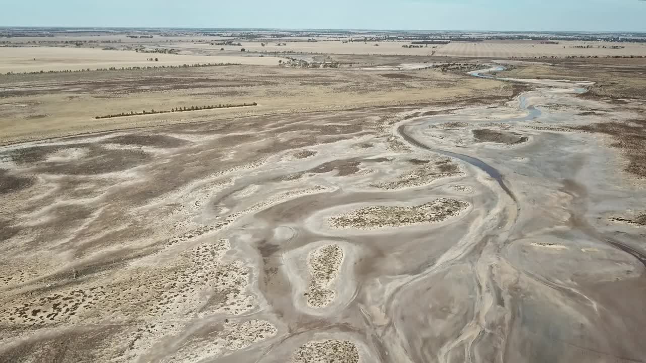 imágenes aéreas de tyrell creek antes de entrar en el lago tyrell, en el noroeste de victoria, mayo de 2021