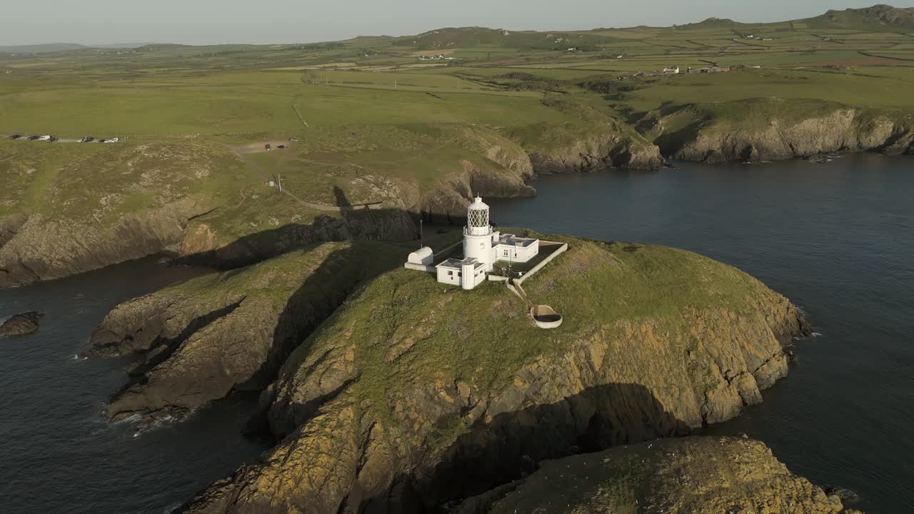 Una vista aerea del faro di Strumble Head a Pembrokeshire, Galles del Sud, in una soleggiata sera d'estate