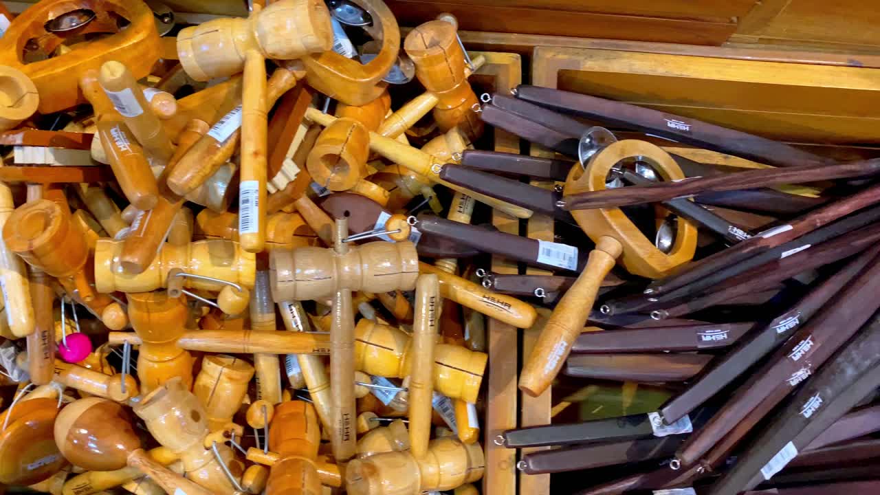 가게 에서 전시 되어 있는 나무 로 만든 어린이 장난감 의  ⁇ 어리 들