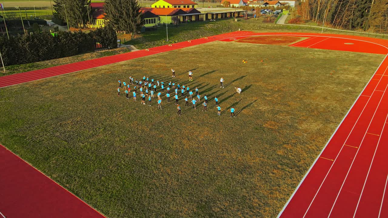 imágenes aéreas de drones 4k del complejo deportivo al aire libre y el grupo de personas involucradas en la actividad física