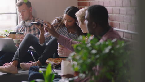 Diversos-Empresarios-Disfrutando-Del-Almuerzo-Comiendo-Juntos-Compartiendo-Café-Disfrutando-De-Una-Relajante-Oficina-Lluvia-De-Ideas-Discutiendo-Ideas-Creativas-Amigos-Colaborando-En-Una-Reunión-Relajada