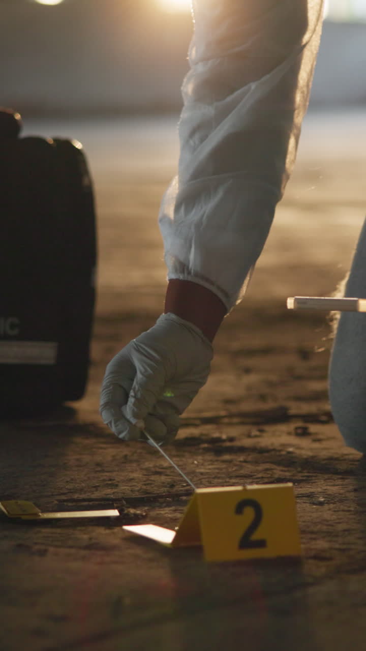 Un investigatore forense raccoglie prove da una scena del crimine