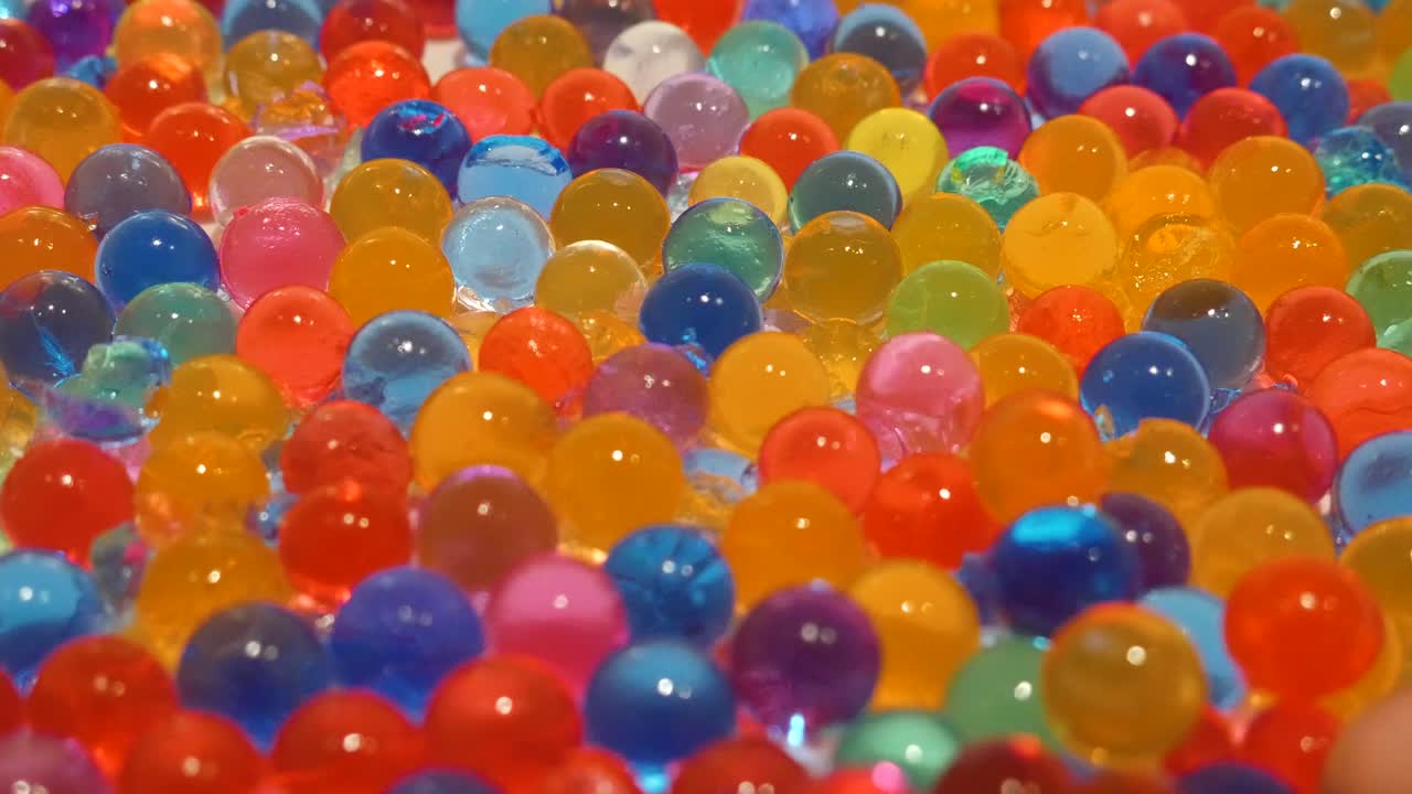 천천히 움직이는 오르비스 다색 공