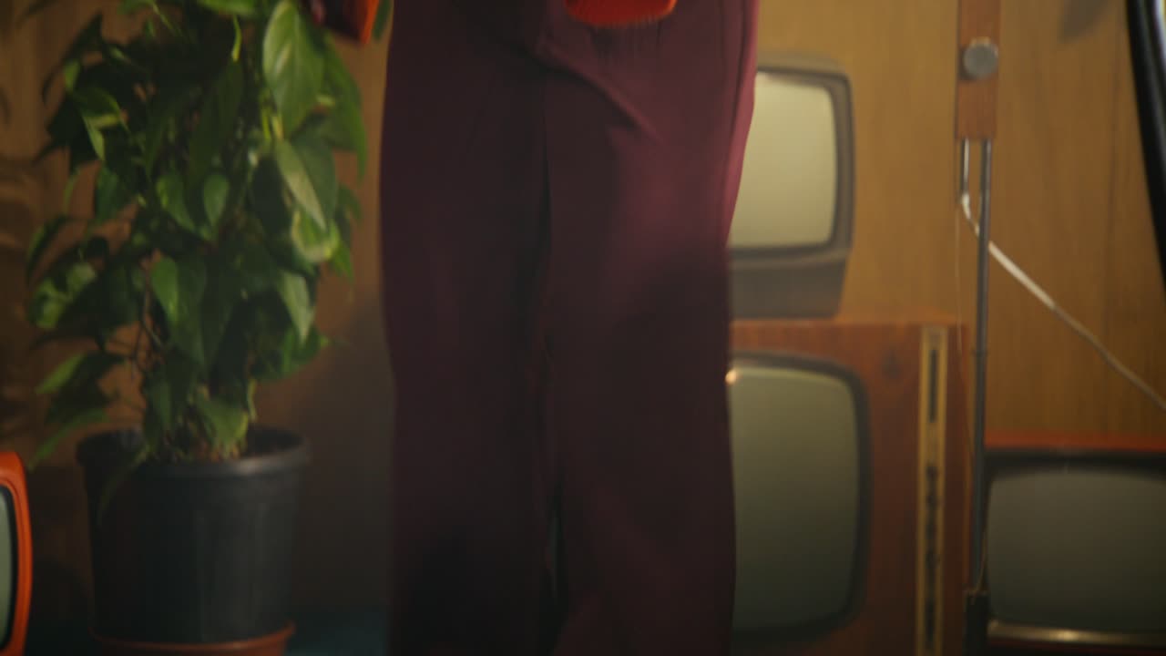 pareja bailando en una habitación de estilo retro