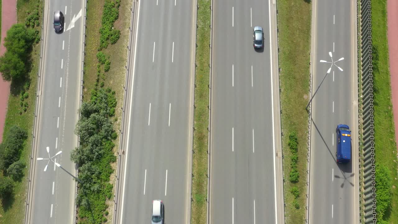고속도로 도로의  뷰. 클립. 숲 속의 교통이 있는 고속도로. 자동차와 트럭이 있는 교외 고속도. 여행과 운송. 공중 뷰.