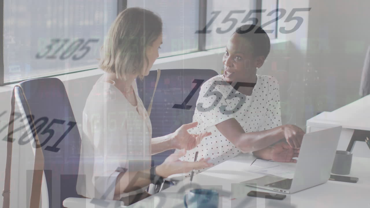 animación de números cambiantes y gráficos de barras sobre dos mujeres diversas discutiendo en la oficina