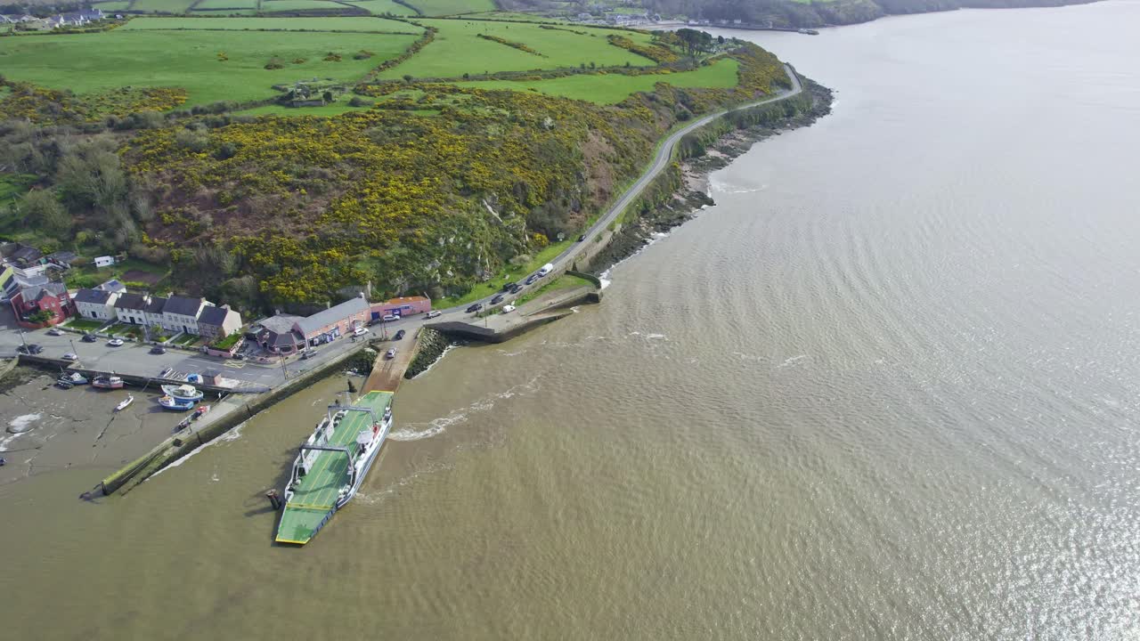 발리해크 웨크스포드 아일랜드의 카페리에서 차량을 풀고 있습니다.