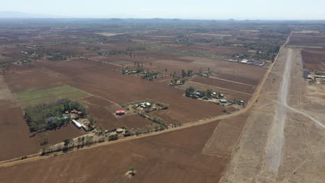 panorámica aérea de una pista de aterrizaje antigua y desierta en la zona rural de kenia