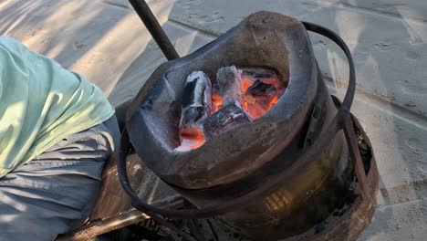 iluminación y calentamiento de carbón vegetal en una parrilla