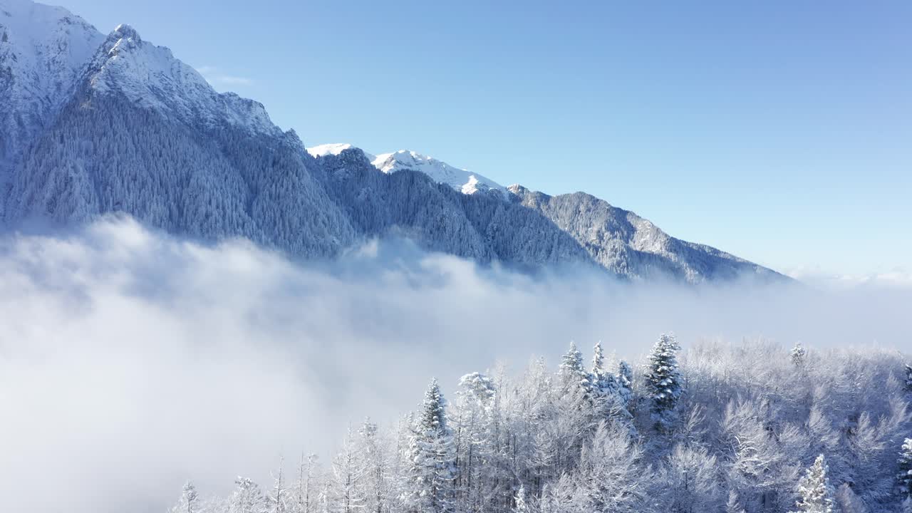 눈 인 부세기 산맥이 구름 위로 아오르며 평온한 하늘, 겨울 풍경