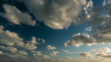 Grandes-Nubes-Hinchadas-Después-Del-Amanecer-Moviéndose-Hacia-La-Cámara