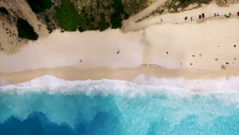 Myrtos-Strand-Mit-Türkisfarbenen-Wellen-Und-Sandstrand,-Kefalonia,-Griechenland,-Sonniger-Tag,-Luftaufnahme