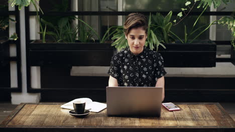 el café y el wifi mantienen la productividad.