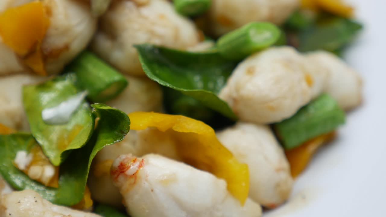 칠리와 소금 볶음 게 튀김, 맛있는 태국 음식의 클로즈업 영상