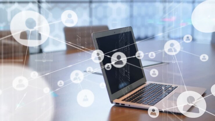 Rete globale di social media animata con icone, numeri e ripetute immagini femminili.