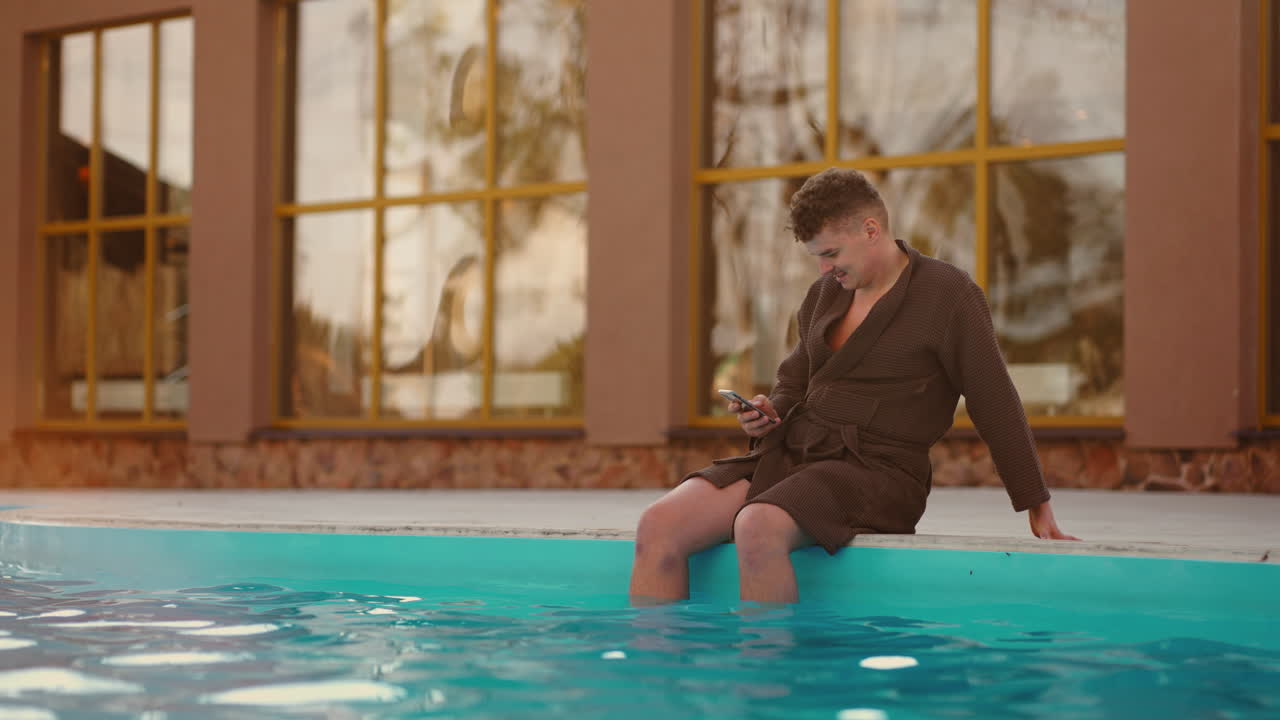 взрослый мужчина отдыхает в термальной ванне в центре отдыха, расслабляясь возле теплого бассейна на открытом воздухе