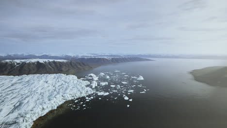 los icebergs flotan en la laguna glaciar