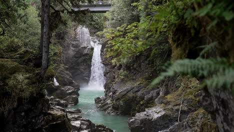 mamquam falls, malowniczy wodospad w squamish, pne, kanada