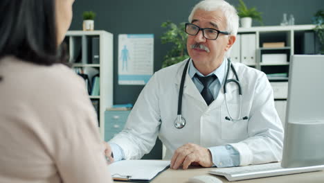 el médico discutiendo con el paciente