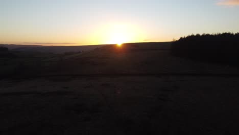 Die-Sonne-Kriecht-über-Die-Hügel-Bei-Sonnenuntergang-An-Einem-Kalten-Winterabend-Im-Peak-District,-Großbritannien