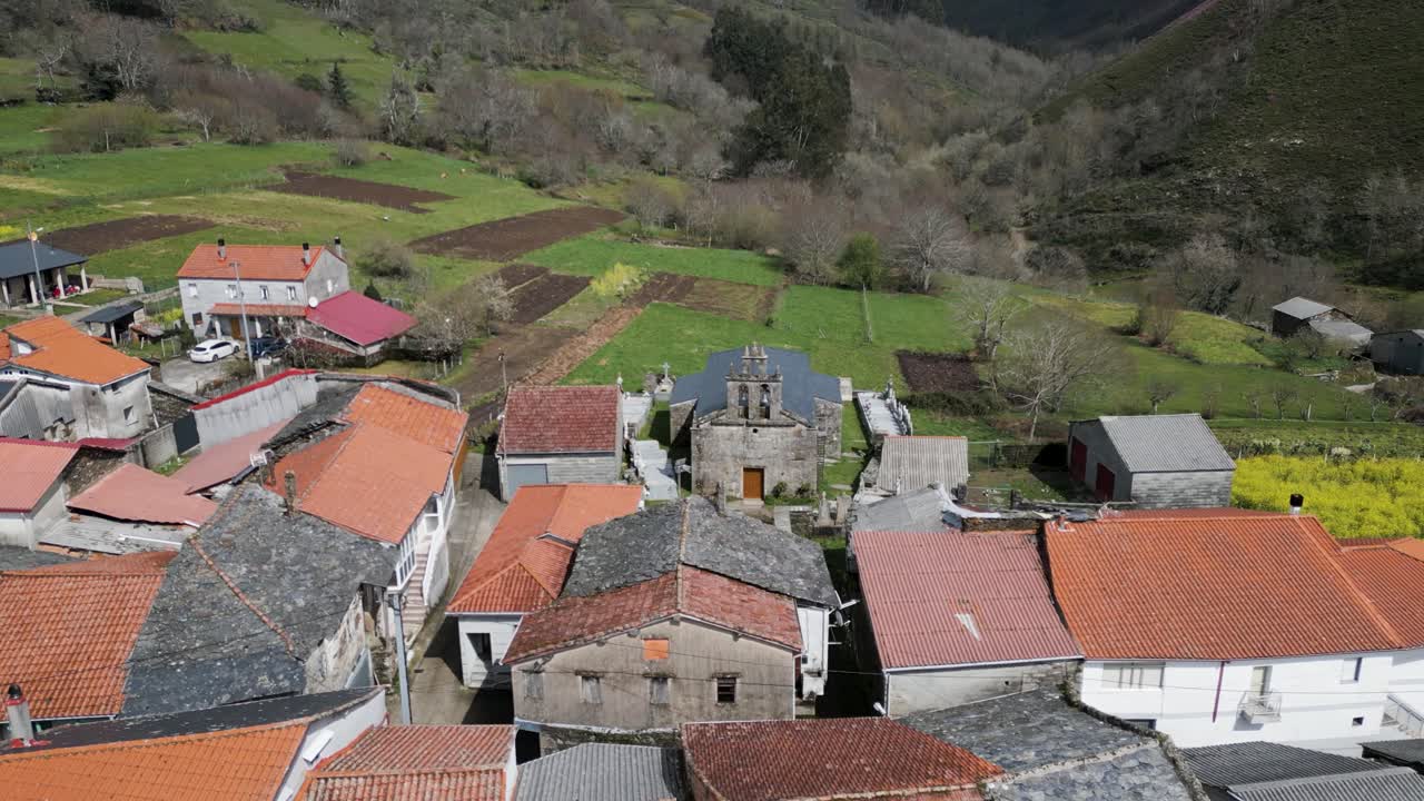 vista aérea de la iglesia y la ciudad rural de galicia, vilar de barrio, ourense, españa
