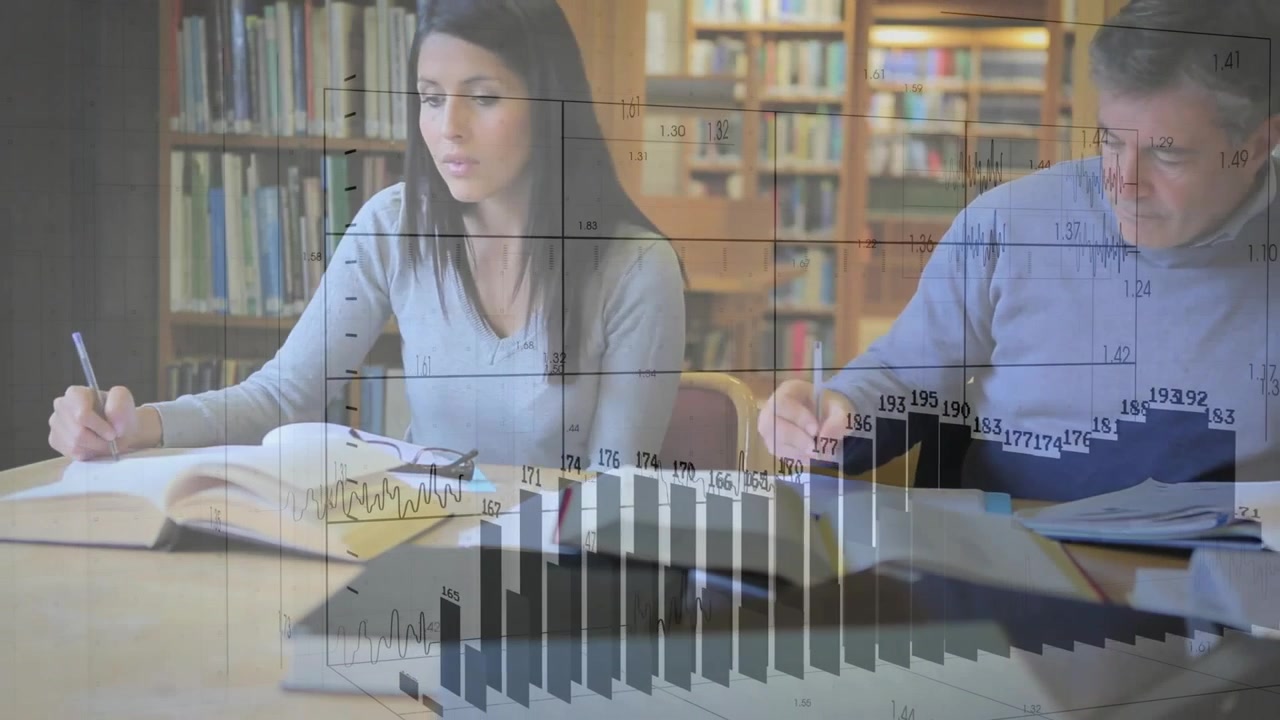 Inclinado Hacia Adelante Tomando Notas en Escritorio de Biblioteca, Compañeros Generando Onda de Barras de Cuadrícula Rastreadora de Progreso