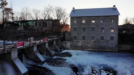 un movimiento cinematográfico lento que muestra el molino de watson en el pequeño pueblo de manotick cerca de ottawa