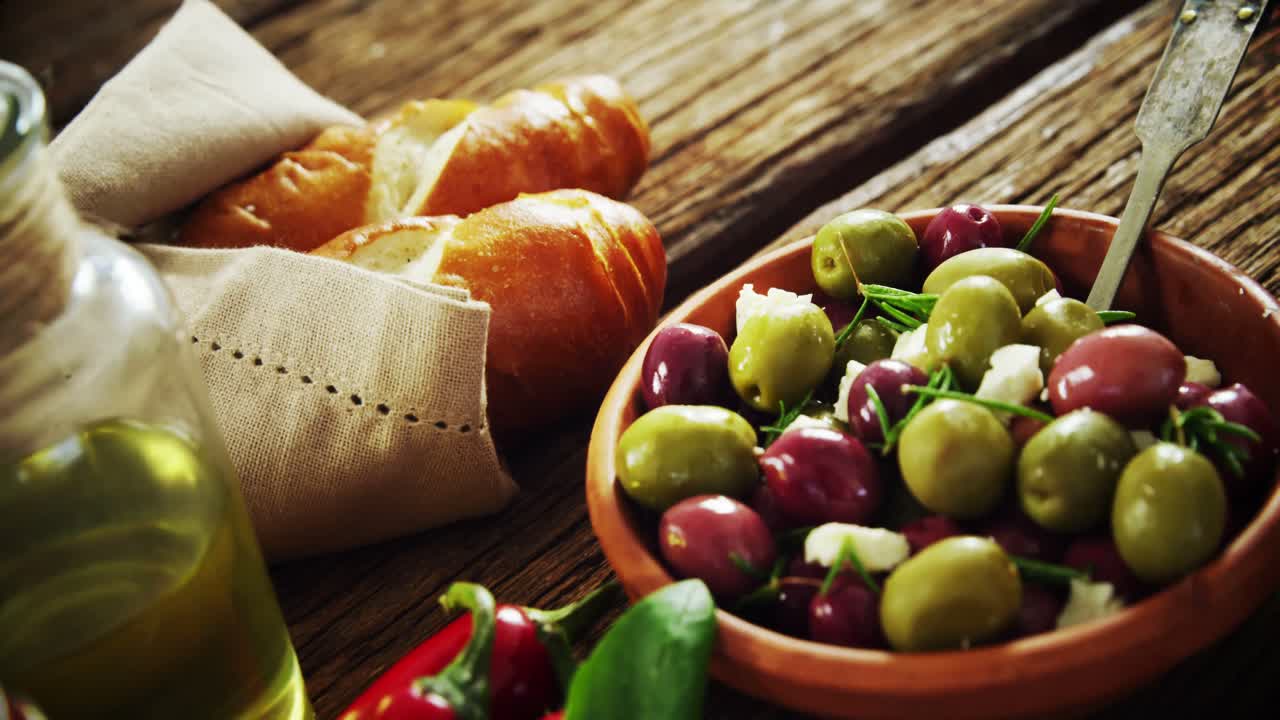 aceitunas y diversos ingredientes