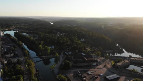 Heller-Sonnenaufgang-über-Dem-Schönen-Grünen-Ländlichen-Schweden-Mit-Großem-Wald,-Luftpfanne