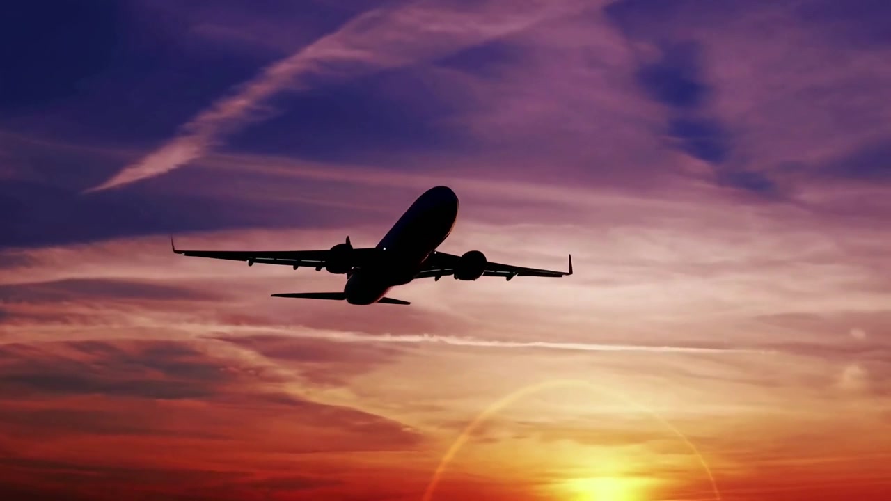 Aereo commerciale in volo contro un cielo vibrante al tramonto