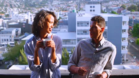 paar diskutiert beim kaffee auf dem balkon 4k