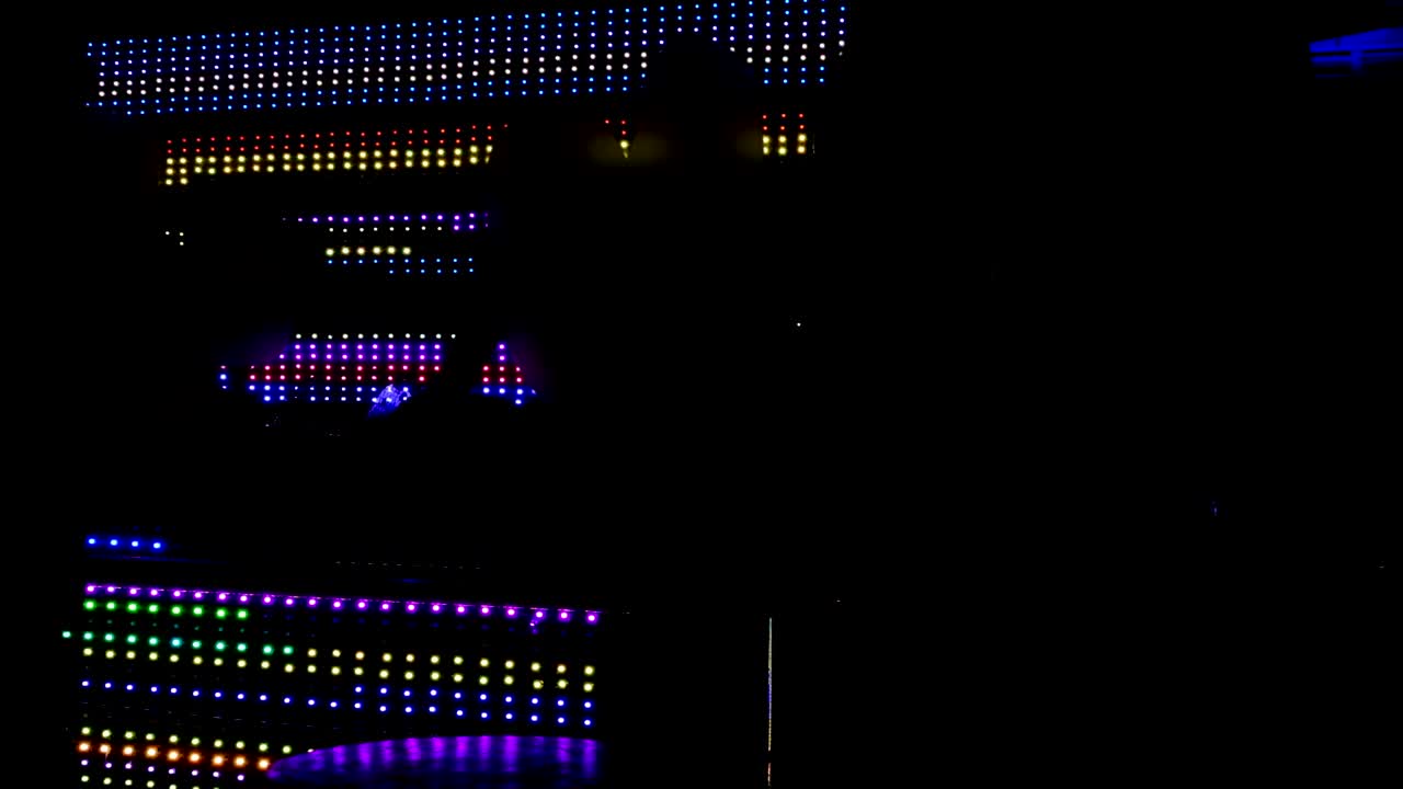 dj de silueta mezclando música de audio en un club nocturno. ingeniero de sonido masculino equilibrando el volumen del mezclador digital en un pub. fondo desenfocado borroso