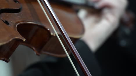 Violín-Tocando-Música,-Toma-De-Primer-Plano-De-Manos-De-Violinista-Mujer-Tocando