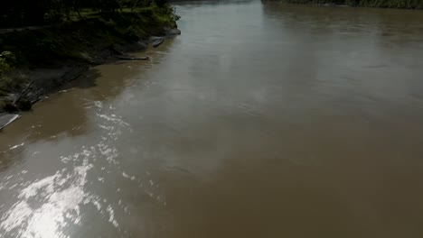 vuelo bajo sobre un río pacífico durante la puesta de sol en la amazonía de ecuador