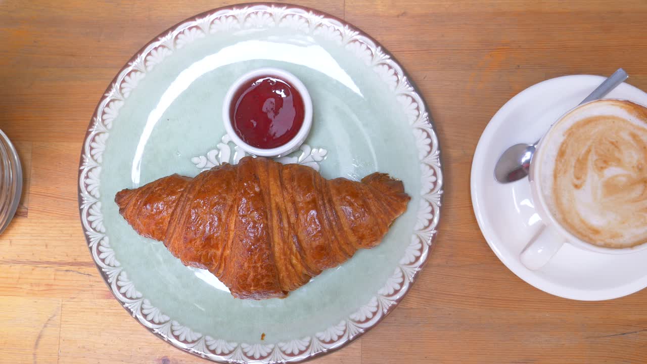 desayuno con croissant y capuchino