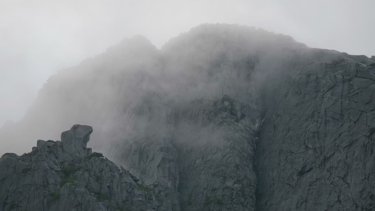 구름이 지나가는 거대한 화강암 벽