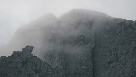 Riesige-Granitwände-Mit-Vorbeiziehenden-Wolken