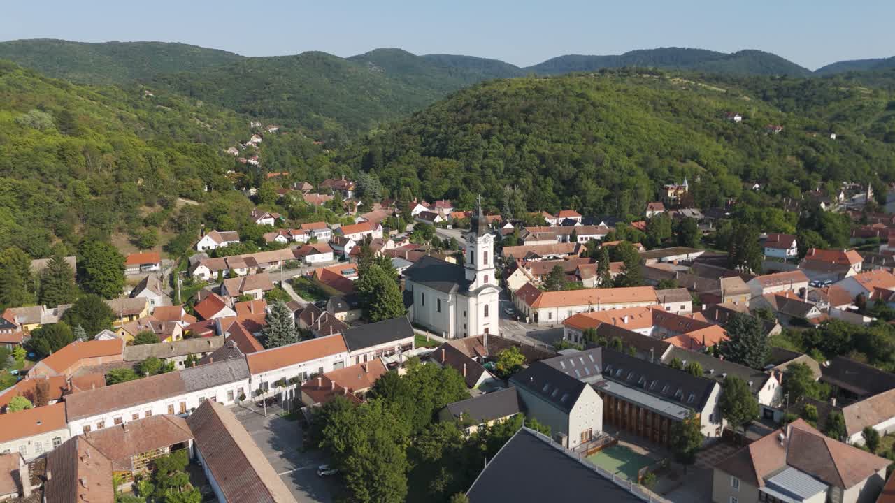 Panoramatický pohled na kostel sv. Jana Křtitele ve Visegrádu, zachycený shora, zobrazující okolní město a krajinu