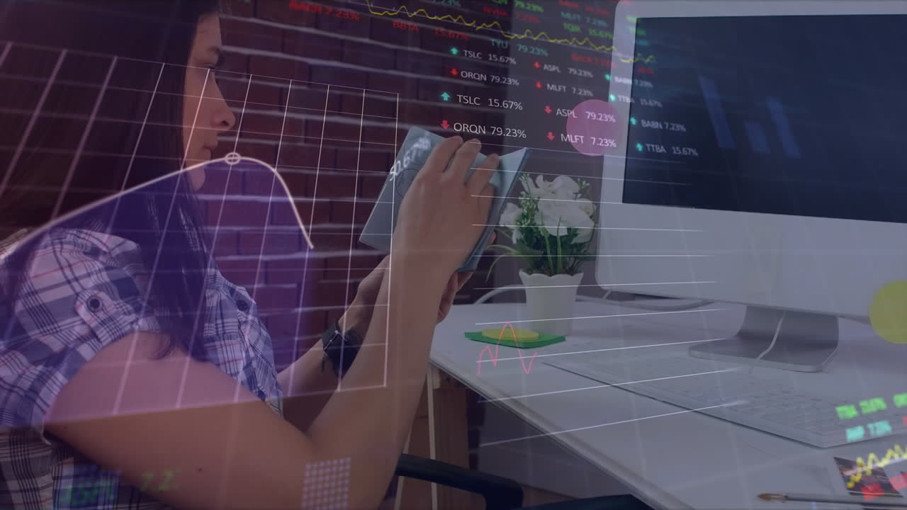 animación del procesamiento de datos sobre mujer de negocios caucásica en la oficina