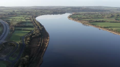 Autobahn-Und-Grüne-Weiden-Grenzen-An-Glattes,-Reflektierendes-Flusswasser,-Antenne