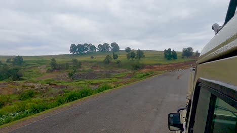 Safari-Fahrzeugfahren-Mit-Naturkulisse-In-Narok,-Kenia