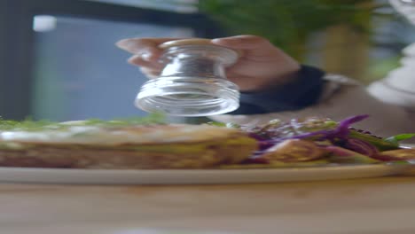 tostadas de aguacate y ensalada