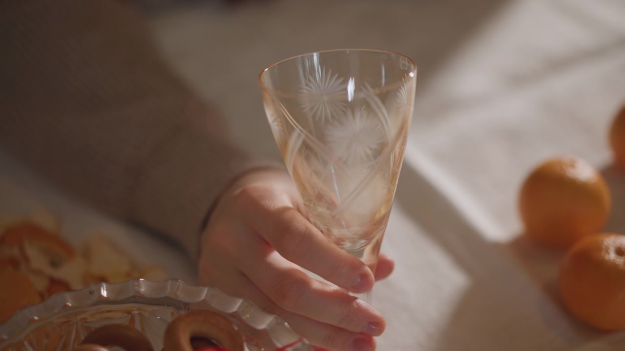 Graziosa scena domestica. Momenti delicati con oggetti in vetro immortalati. Sottile atmosfera domestica illuminata dolcemente. Elegante routine quotidiana messa in risalto da un'illuminazione delicata e movimenti soavi.