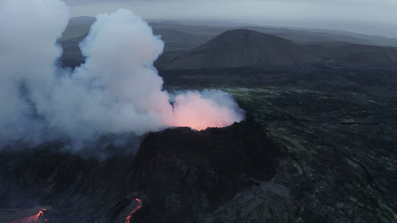 erupción geldingadalur - humo saliendo del cráter del volcán fagradalsfjall
