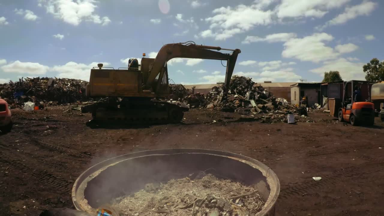 4k의 폐기물 창고에서 크레인을 들어 올리는 것