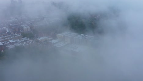 Descenso-Aéreo-A-Través-De-Nubes-De-Niebla-En-Upper-Manhattan-New-York-City