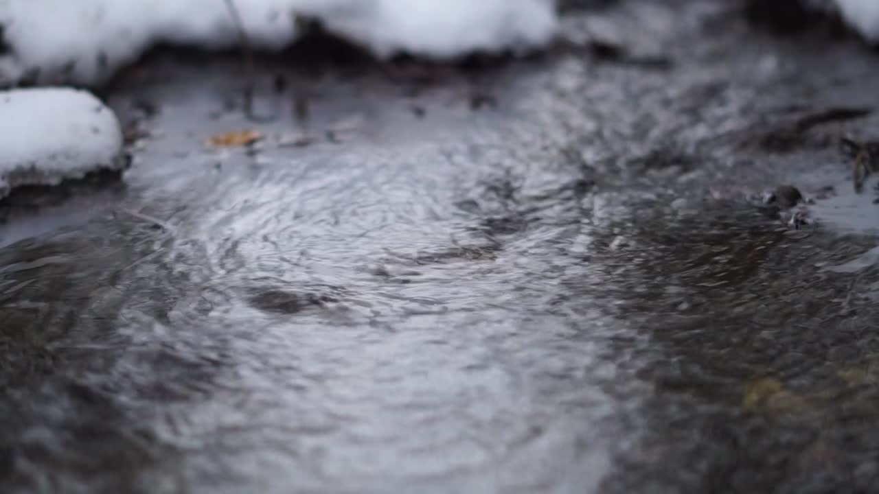 겨울에 흐르는 물줄기 (침없는 루프)