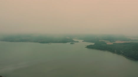 Drone-Sobre-Las-Nubes-En-El-Bosque-De-Finlandia-4k